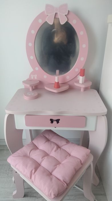 Vând măsuță machiaj fetițe