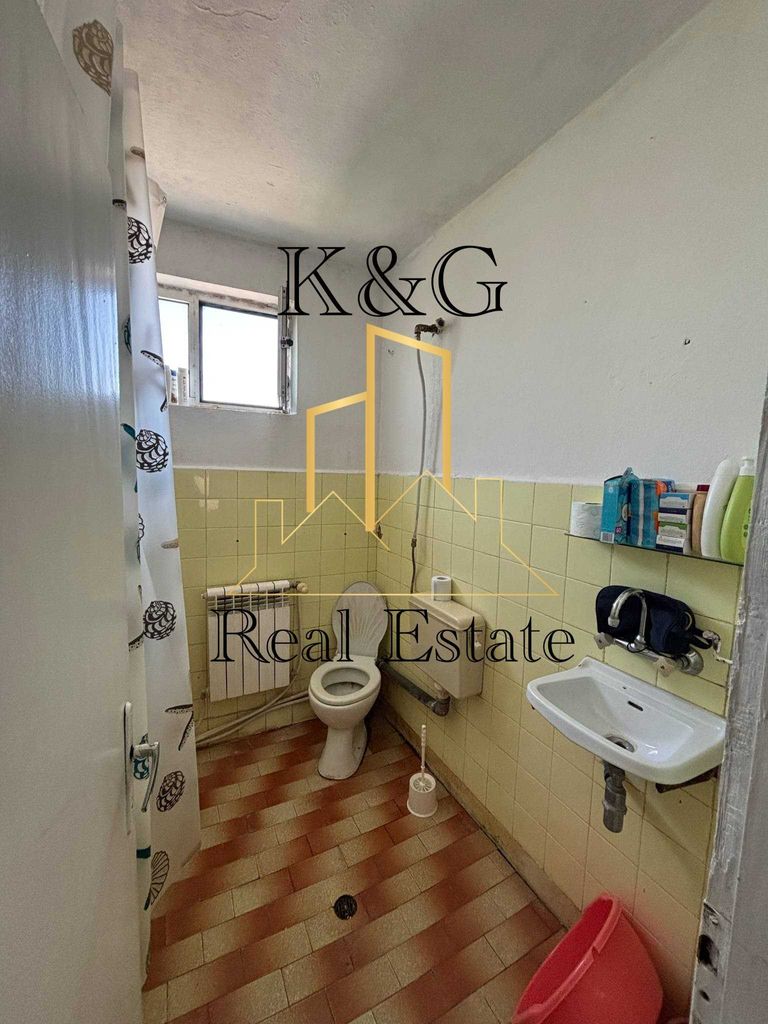 Продава се Етаж от къща в Разград, Варош - 2 кв.м за 67575 €/кв.м - Снимка #7