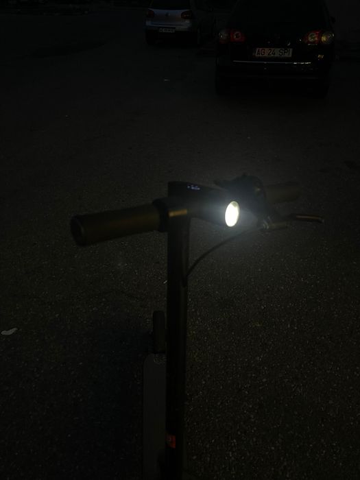 Vând trotinetă electrică Xiaomi foarte urgent descriere!!