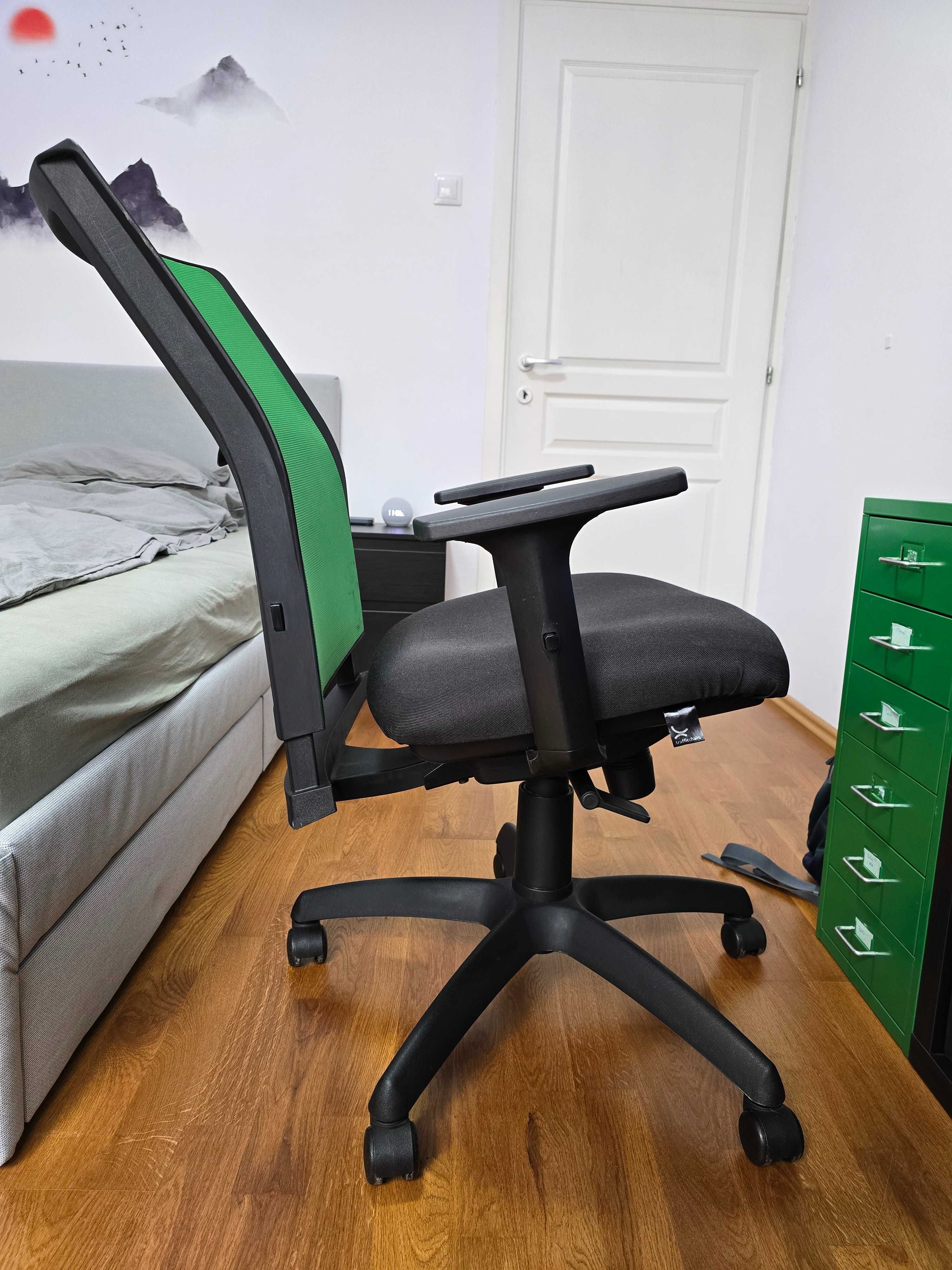 Scaun ergonomic TrafficChairs axxe.mesh verde.