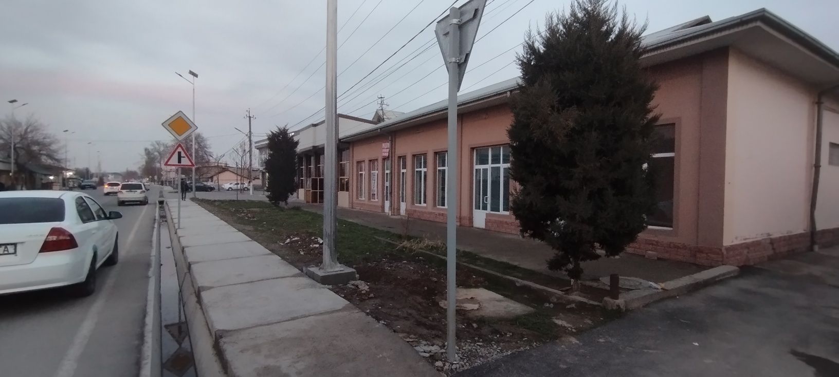 Продаётся здание в городе Янгиюле.