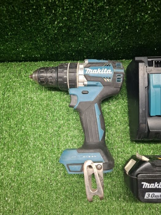 Безчетков ударен винтоверт на Makita DHP484 с 3 ампера батерия и бързо