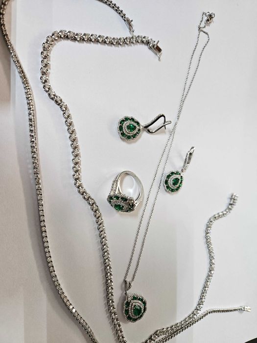 Vand set bijuteri Aur Diamante 18k 62 grame.