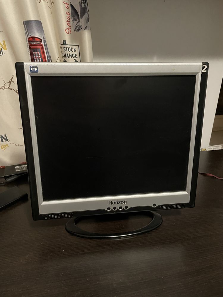Vand 4 monitoare