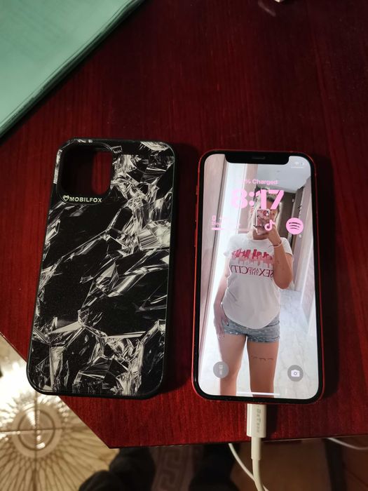 Iphone 12 много запазен