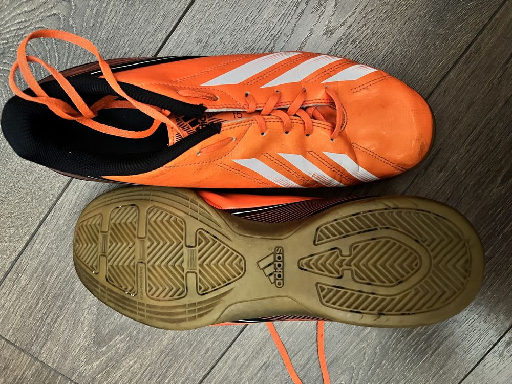 Adidas маратонки за зала
