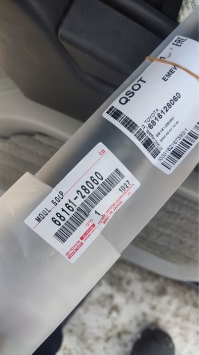 Уплотнитель двери правый Toyota Estima 2010