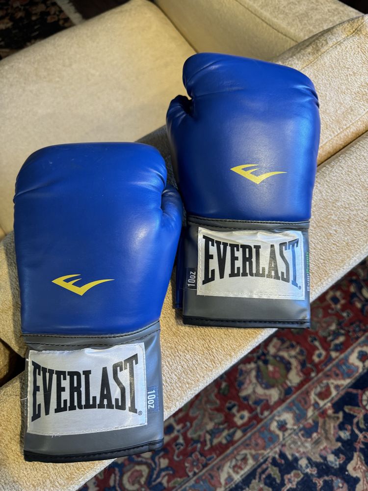 Боксерские перчатки Everlast