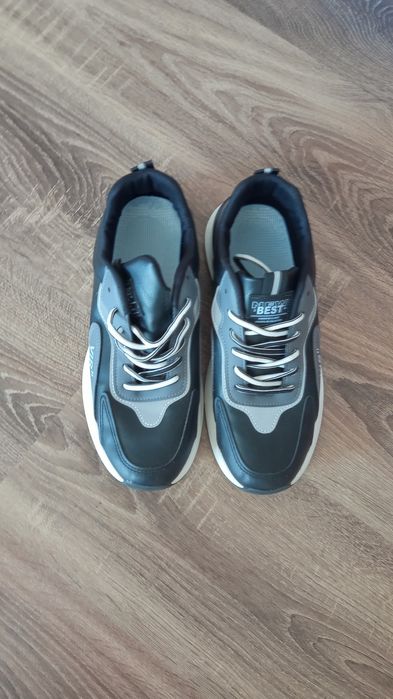 Vând doua perechi de adiasi mărimea 43 42