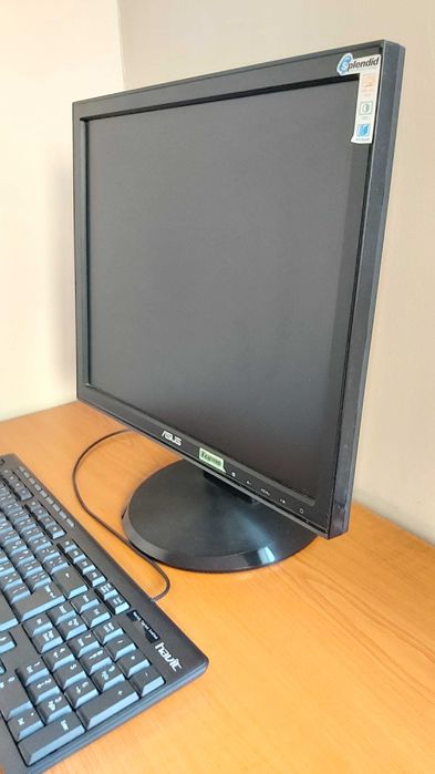 LCD монитор Asus 17"