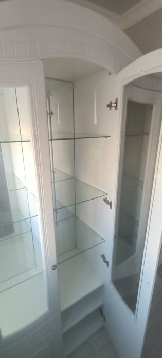 Сервант  для посуды можно в зал или на кухню