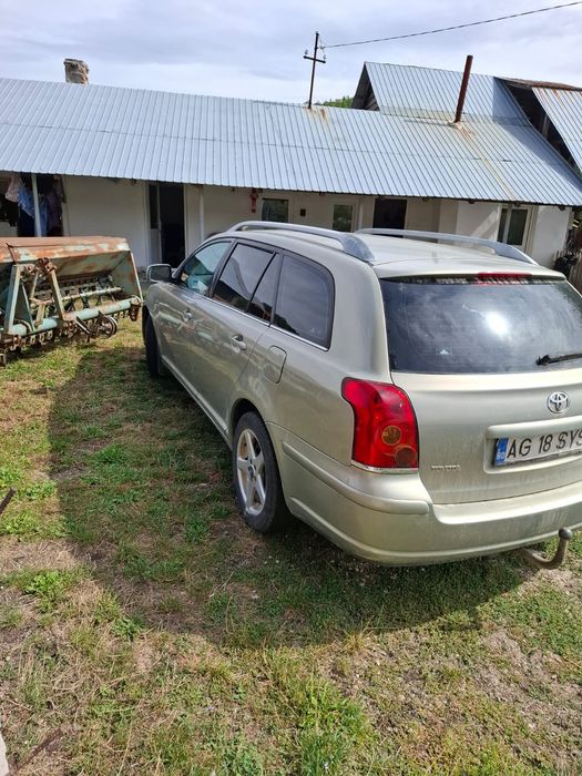 Vând Toyota avensis