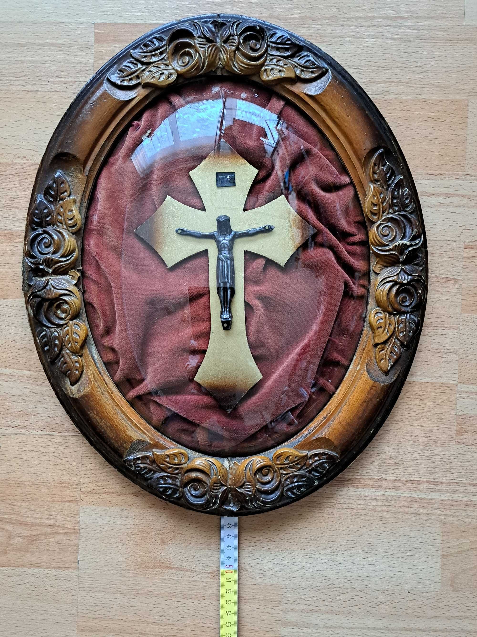 Crucifix vintange cu ramă din lemn și sticlă bombată