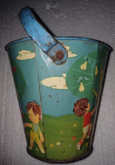 Galetusa veche tabla pentru copii joaca la nisip / Romania comunism