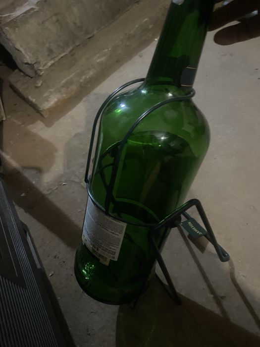 Бутылка на подставке в бар.