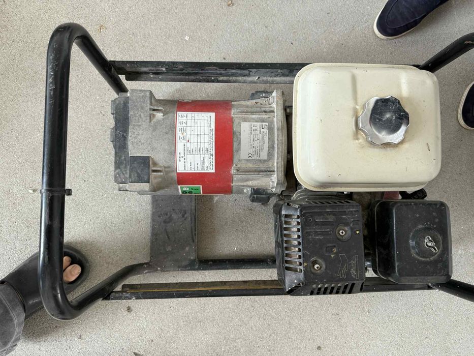 generator de curent  honda functioneaza perfect