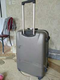Продам чемодан серый