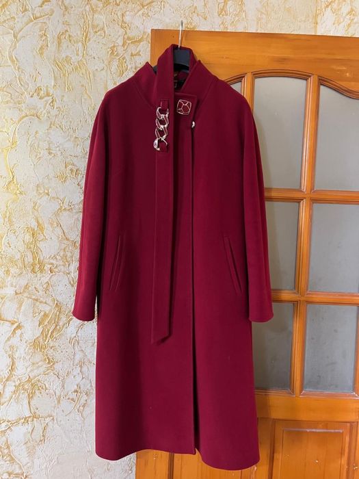 Пальто насыщенного бордового цвета