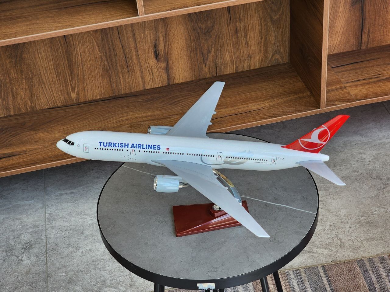 Самолет модел   BOEING 777-300 Turkish Airlines)  led podstavkoy
TURKI