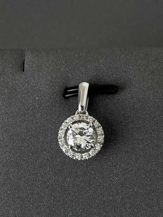 Кулон с бриллиантом 1 карат