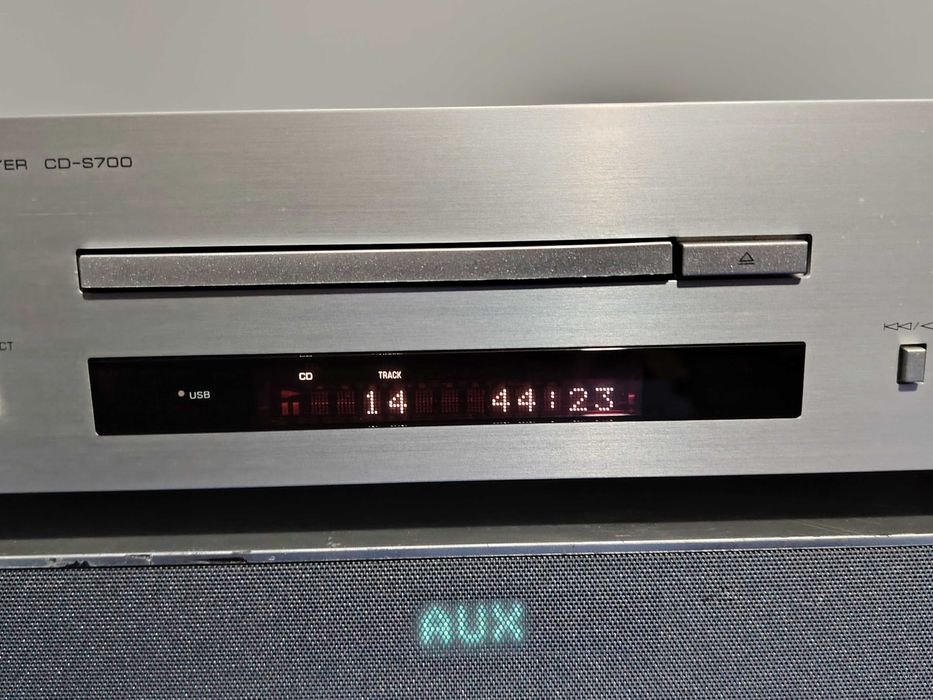 YAMAHA CD-S700 Natural Sound Compact Disc Player