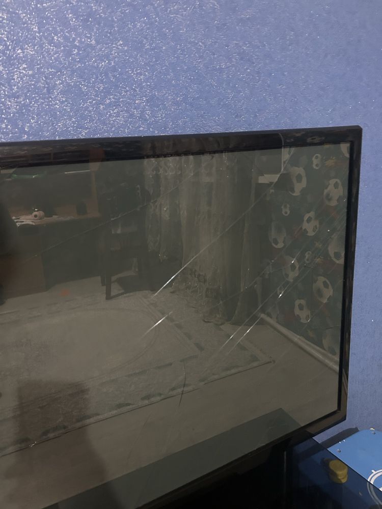 Телевизор Samsung с разбитым экраном