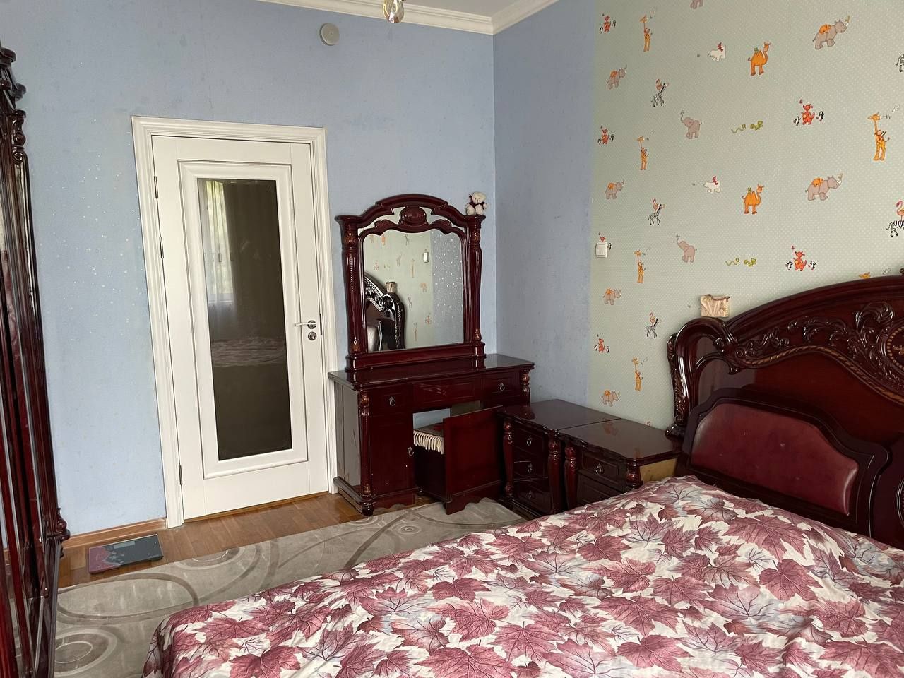 Продаётся спальный гарнитур.