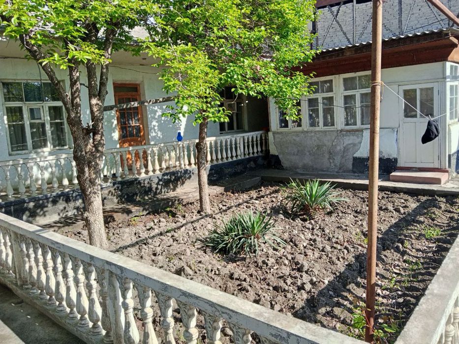 Фаргона шахарда ховли уй сотилади 5.5 сотихлик