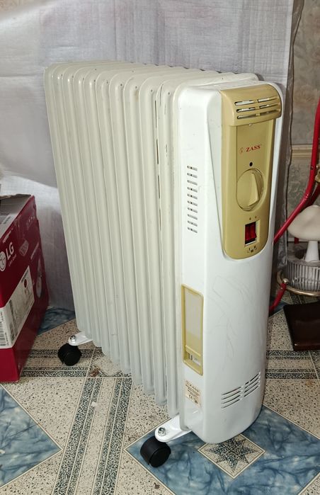 Масляный обогреватель 11 секций.Состояние и греет отлично.Гарантия.