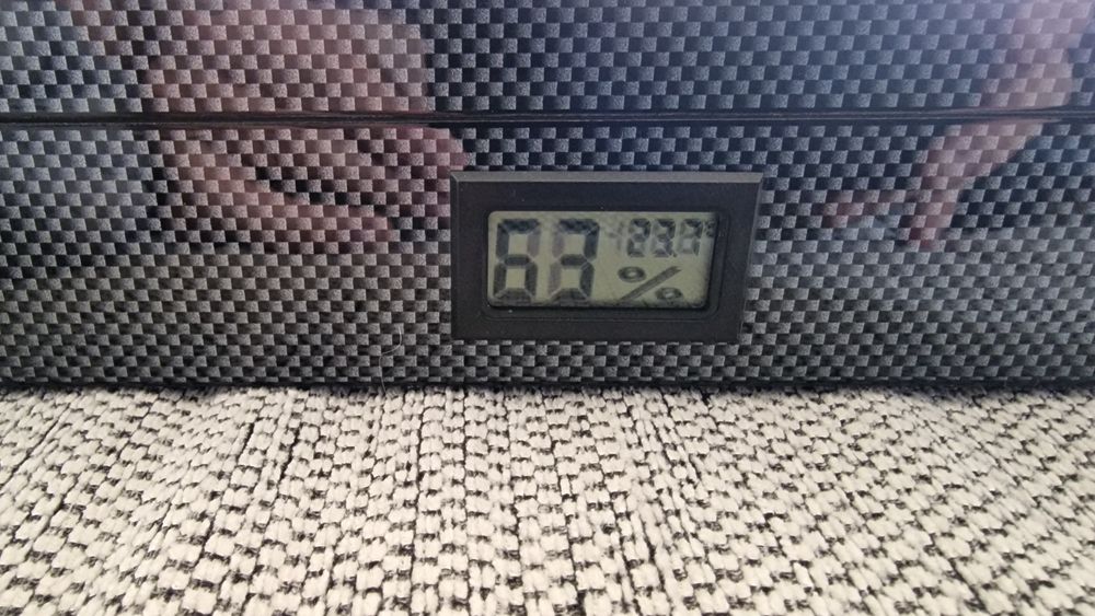 Кутия за пури с дигитален термометър и влагомер