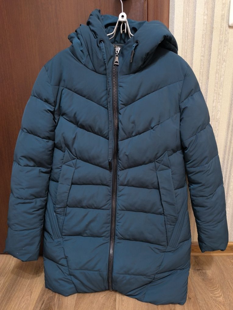 Продам зимнюю куртку. Очень теплая. Почти новая. Размер 46.С капюшоном