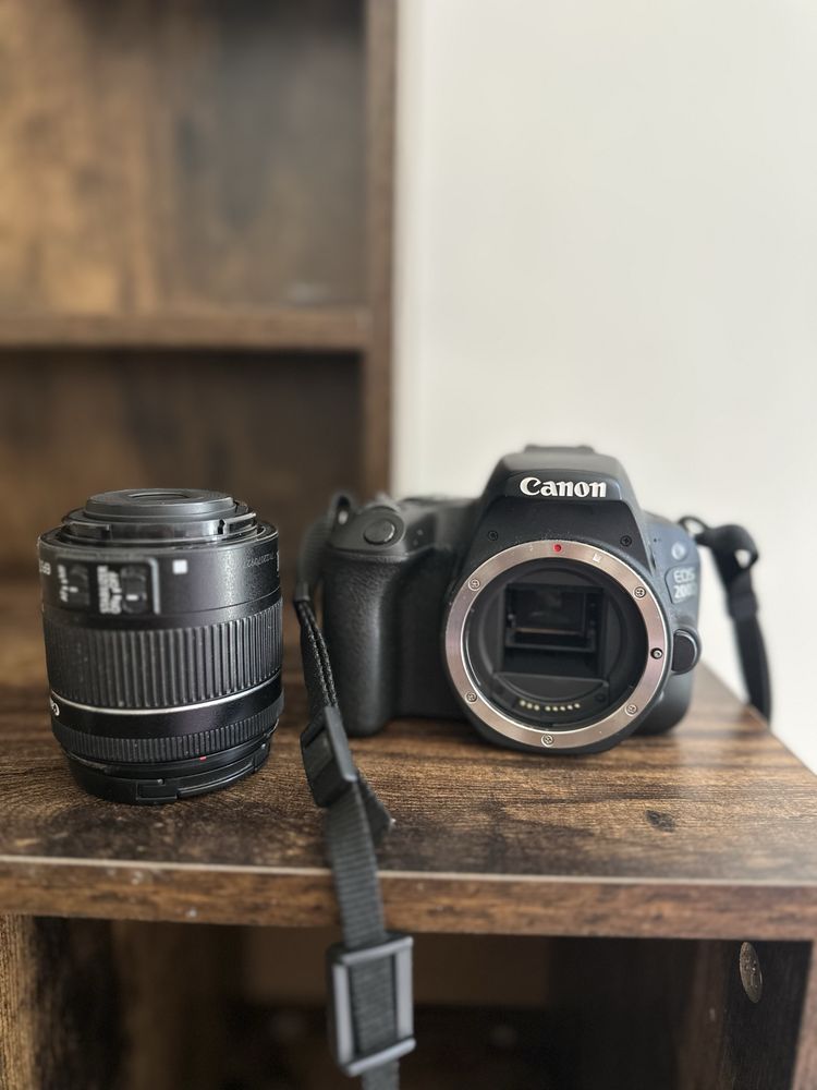 Canon EOS 200 D комплект