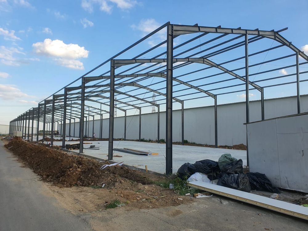 Vand hala metalica 16X32 metri cu panouri sandwichi