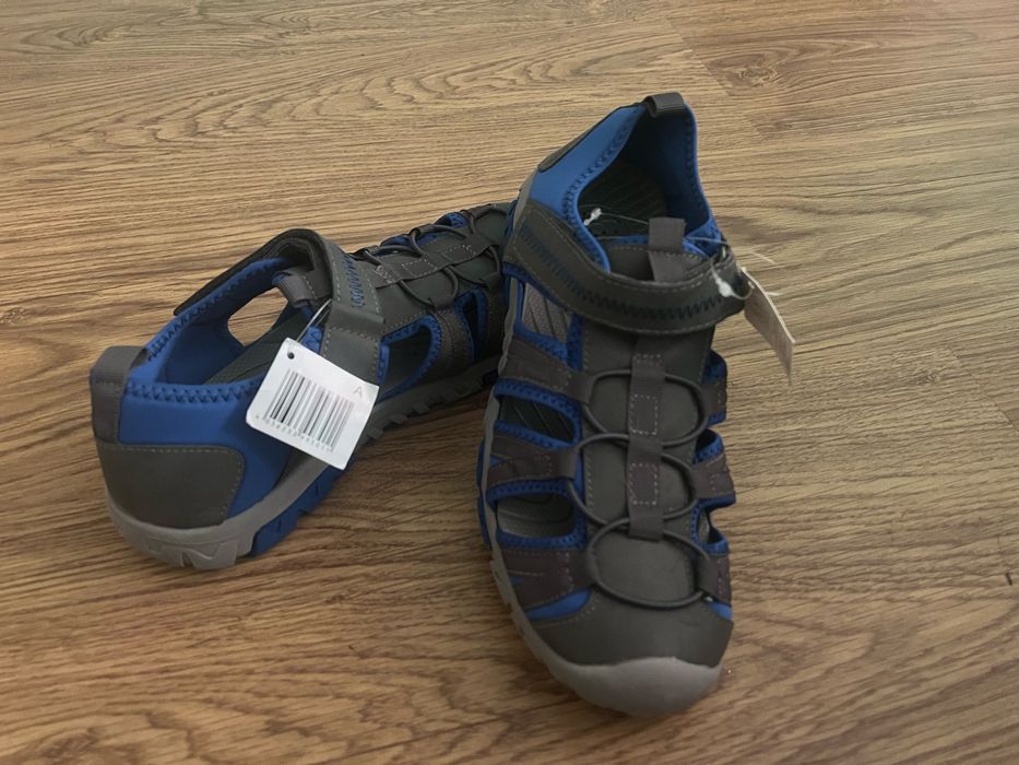Чисто нови детски сандали