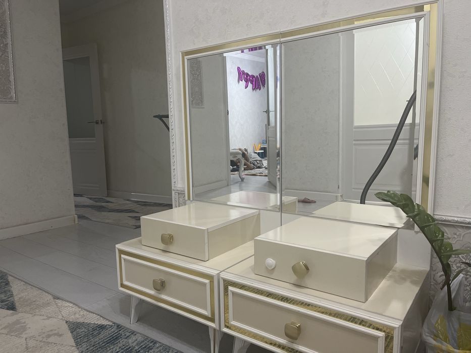 Шкаф айнасы столымен және 2 комод сатылады