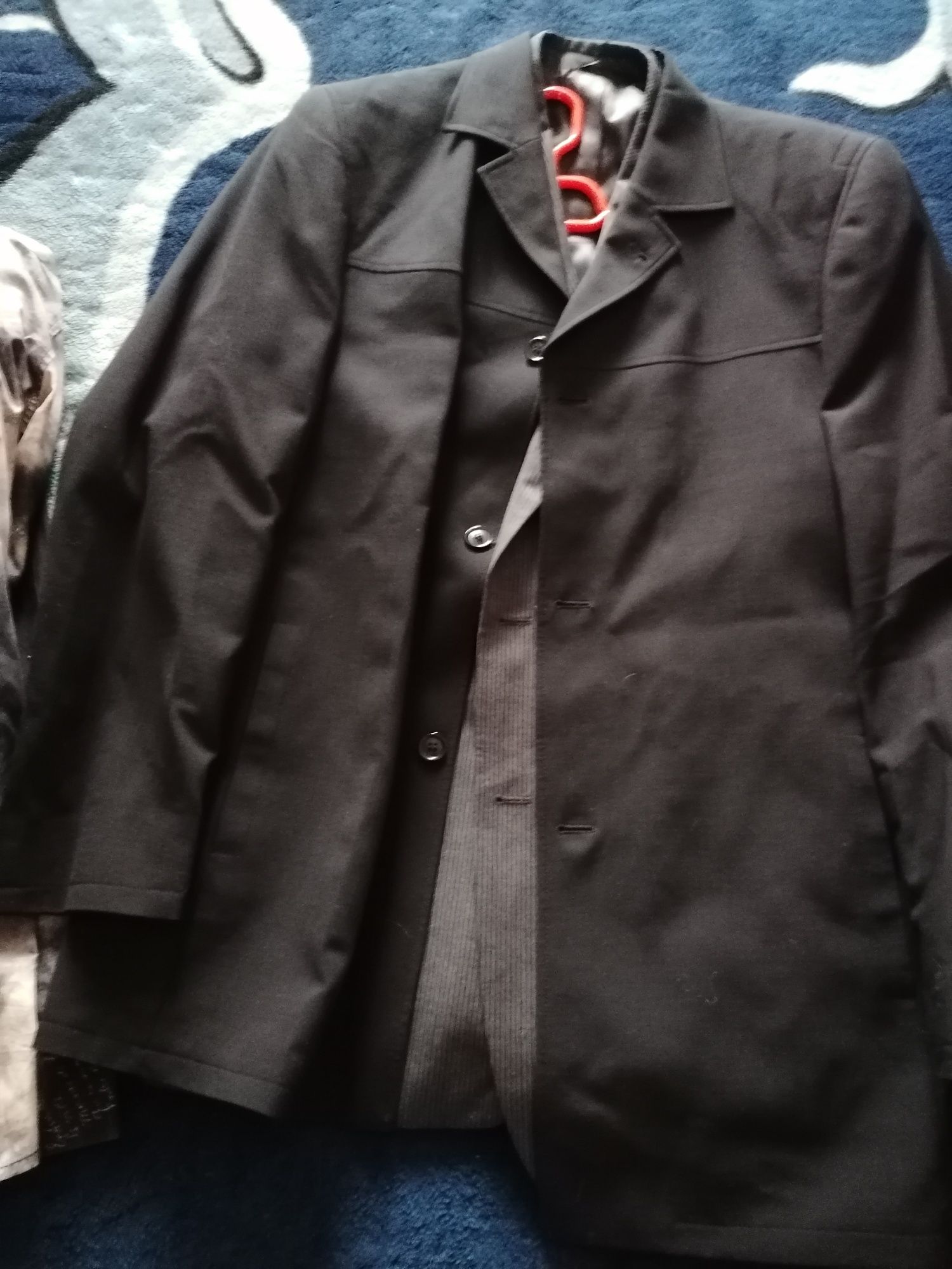Vînd 2 costume și costum mire și 4geci pile