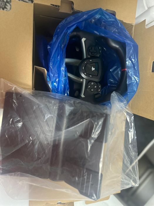 Vand Ps4 1TB cu9 jocuri volan si pedale