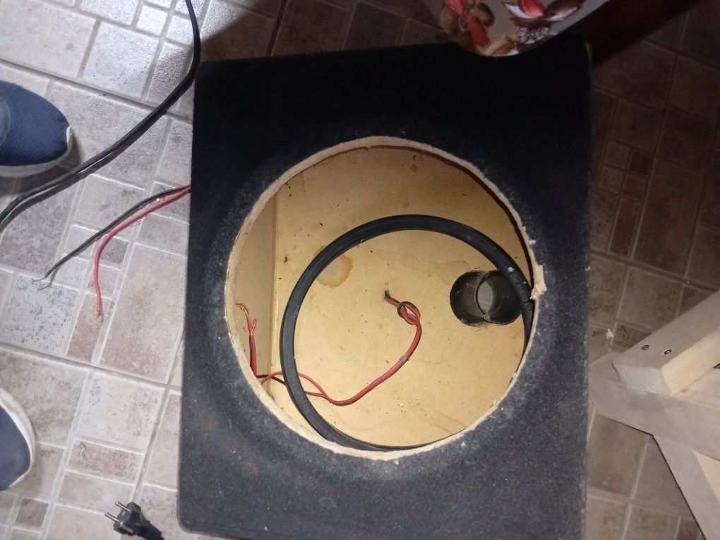 Vând incinta subwoofer