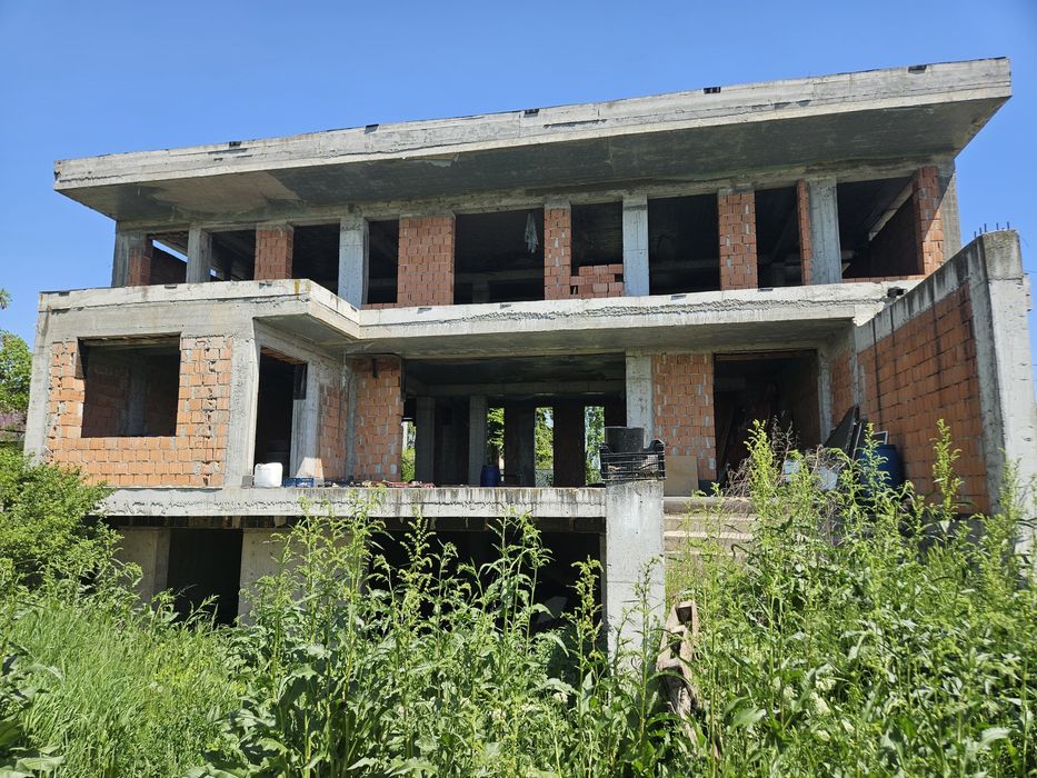 teren intravilan+casa la gri