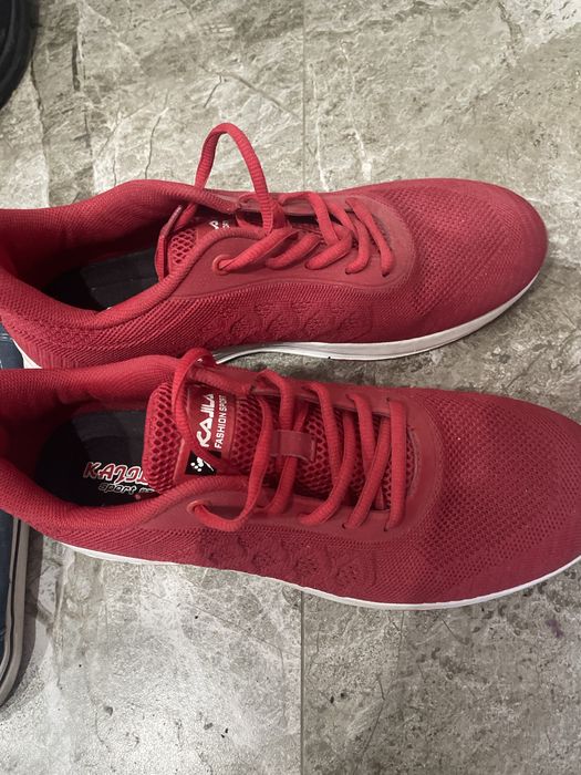 Продам кроссовки новые