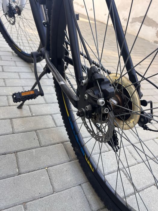 Bicicleta cu frane pe disc si schimbator shimano. Cadru înalt.