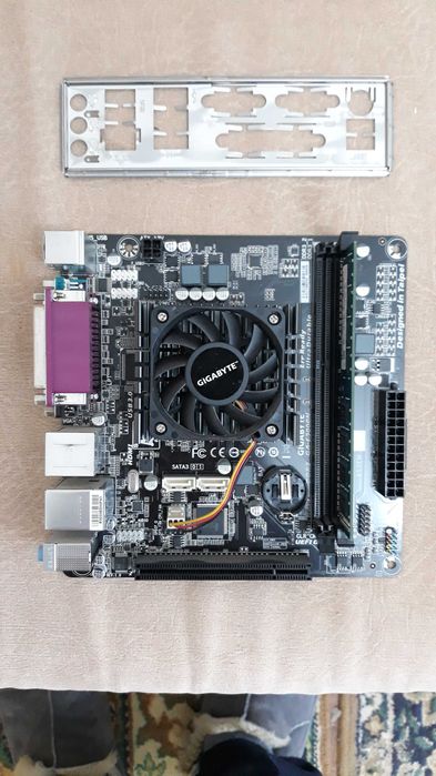 Продам материнскую плату. Gigabyte E3000N.