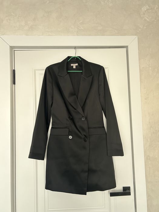 Черное платье пиджак + во внутрь мини корсет. И еще черное платье