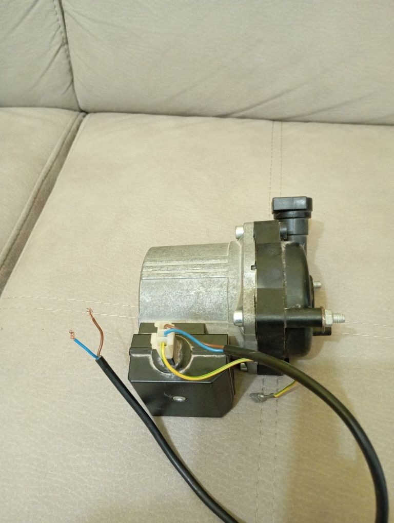 Vînd pompa termotecă