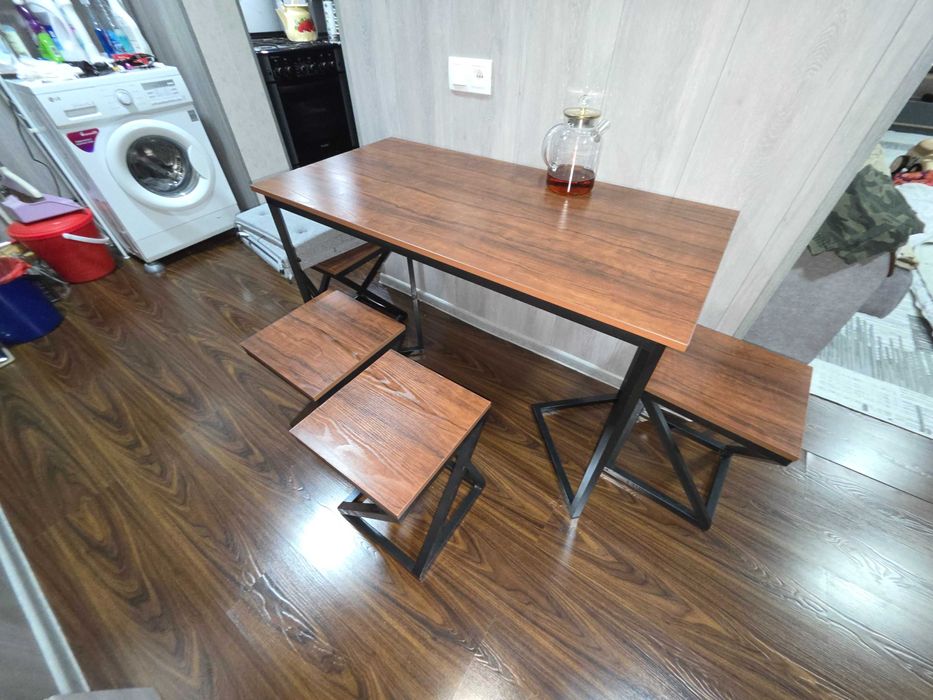 Стол со стульями