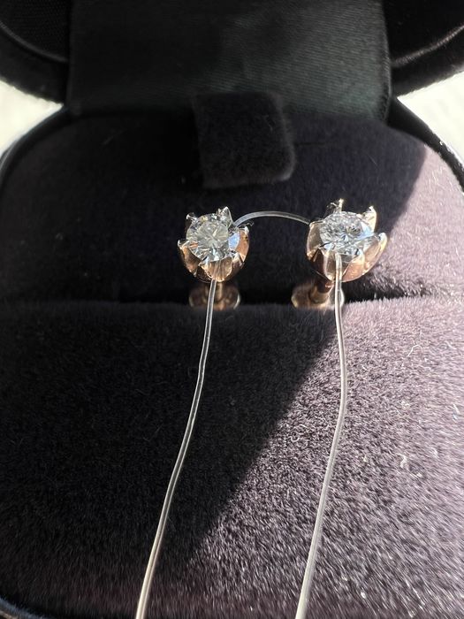 Пусеты с натуральным бриллиантом новые