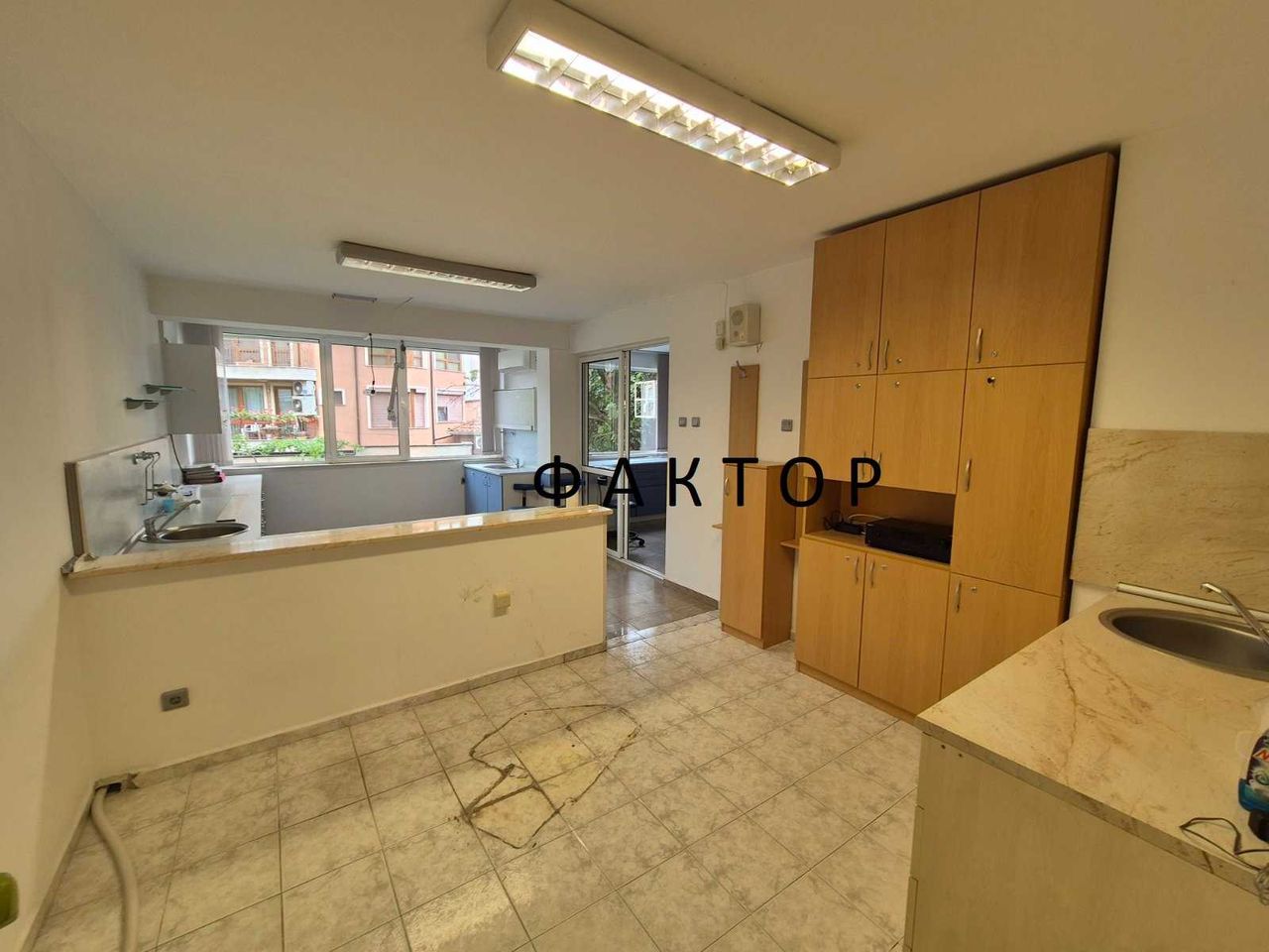 Дава се под наем Офис в Пловдив, Център - 100 кв.м за 600 € - Снимка #2
