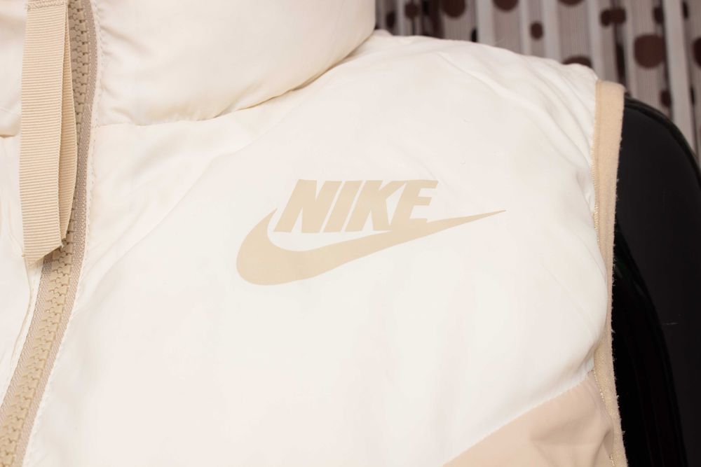 Nike оригинална дамска пухена грейка двулицева бежов елек с пух М