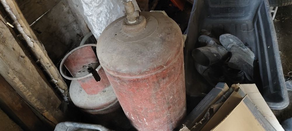 Продам 2 газовых баллона. Средний и большой