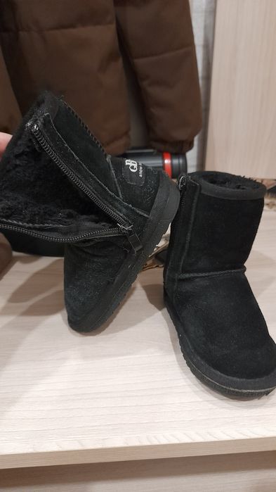 Продам угги. Ботинки и ветровка в подарок.